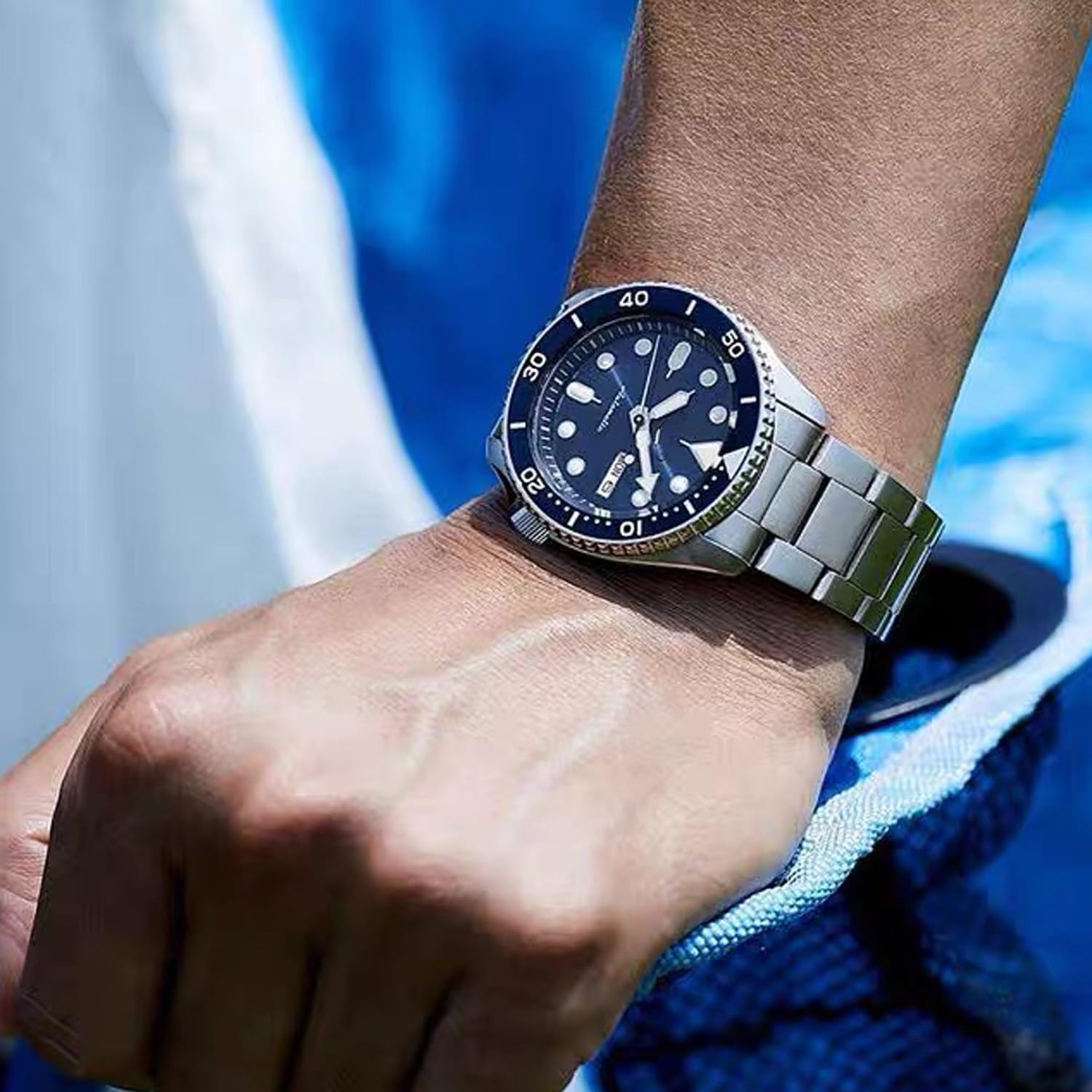 Flexible Metal Strap for Smartwatches, Featuring a Curved End And Tapered Design, Available in Sizes 18Mm to 24Mm, with a Deployment Double Flip Lock in Silver, Black, And Golden