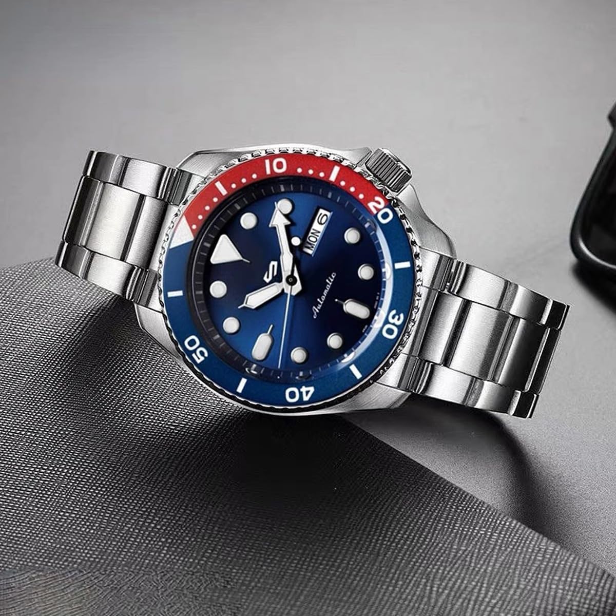 Flexible Metal Strap for Smartwatches, Featuring a Curved End And Tapered Design, Available in Sizes 18Mm to 24Mm, with a Deployment Double Flip Lock in Silver, Black, And Golden